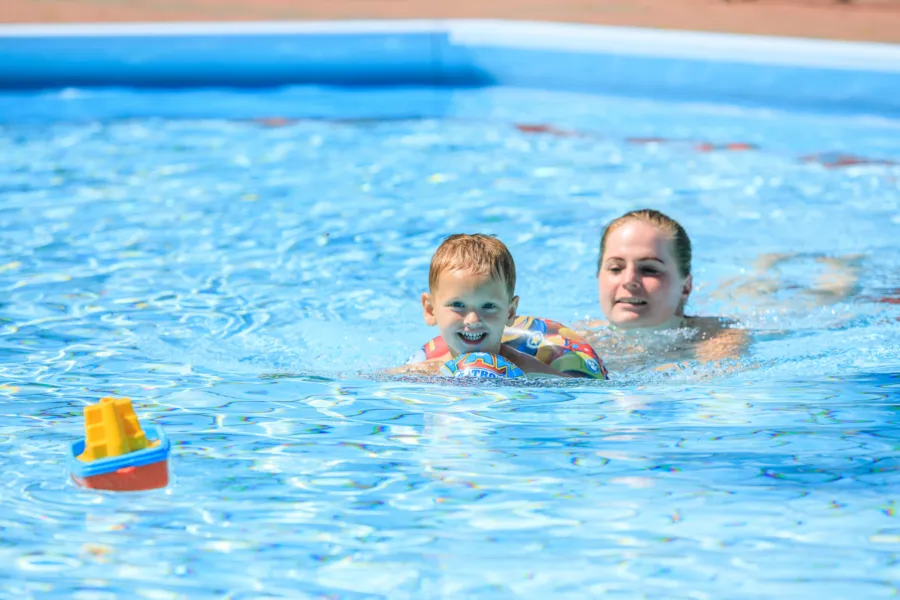 Camping de Holterberg - Zwemmen met mama